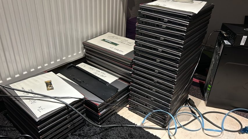 Sortierter Laptop-Bestand im Lager