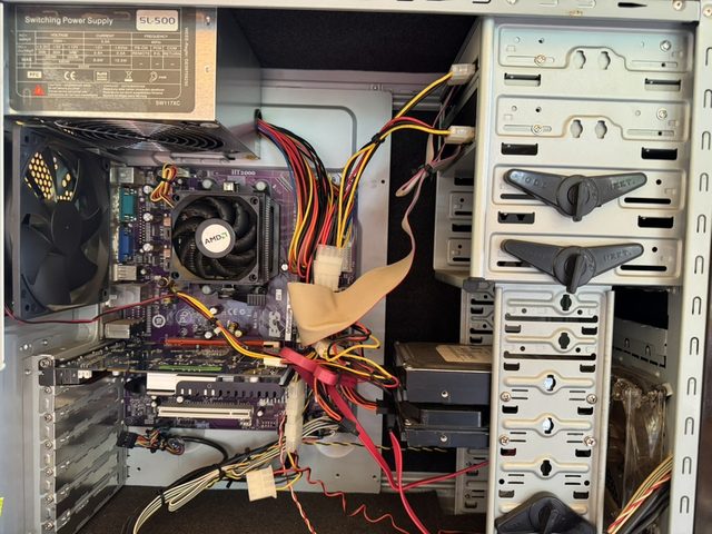 Offenes PC-Gehäuse bei der Prüfung